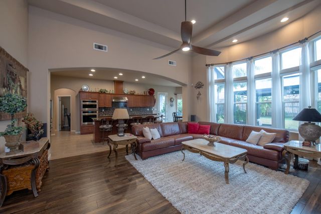 1890 N Hornet Avenue, Clovis, CA 93619