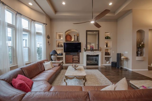 1890 N Hornet Avenue, Clovis, CA 93619