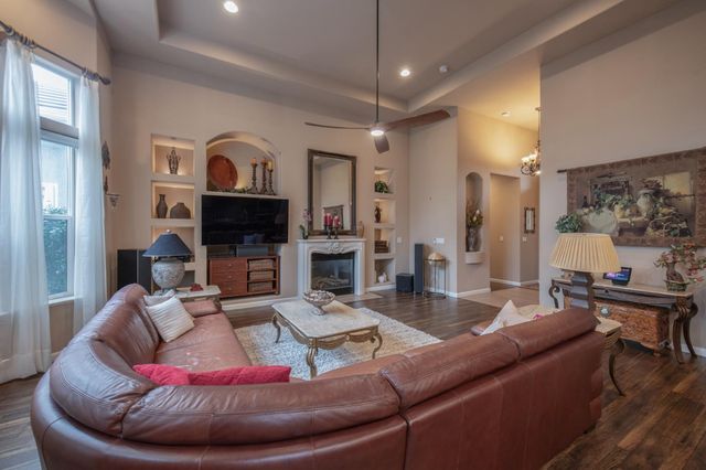 1890 N Hornet Avenue, Clovis, CA 93619