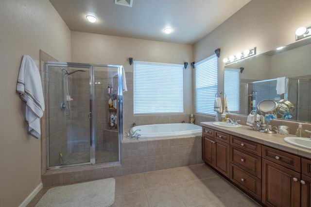 1890 N Hornet Avenue, Clovis, CA 93619