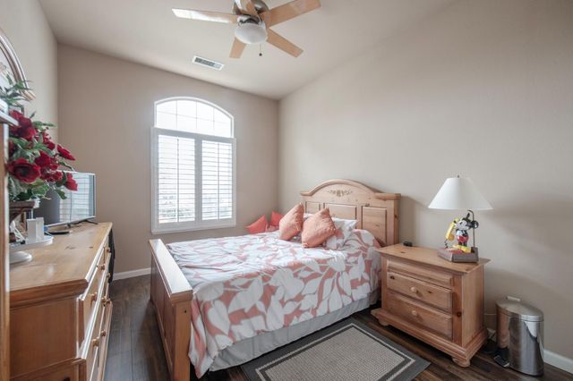 1890 N Hornet Avenue, Clovis, CA 93619