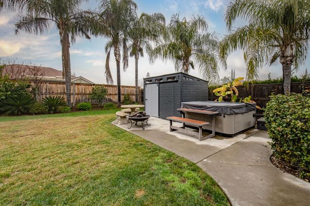 1890 N Hornet Avenue, Clovis, CA 93619