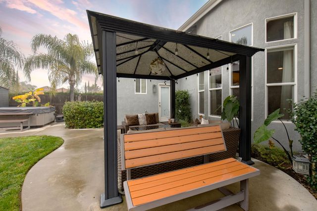 1890 N Hornet Avenue, Clovis, CA 93619