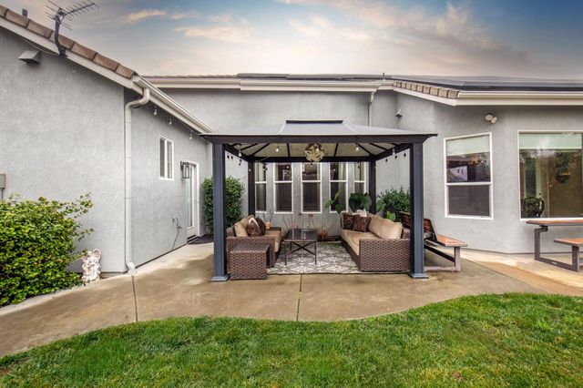 1890 N Hornet Avenue, Clovis, CA 93619