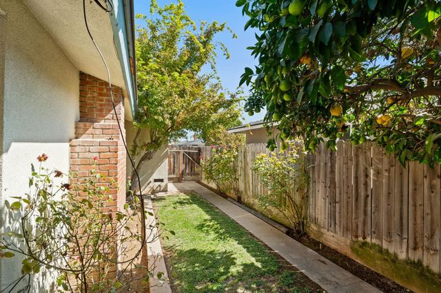6545 N Raisina Avenue, Fresno, CA 93710