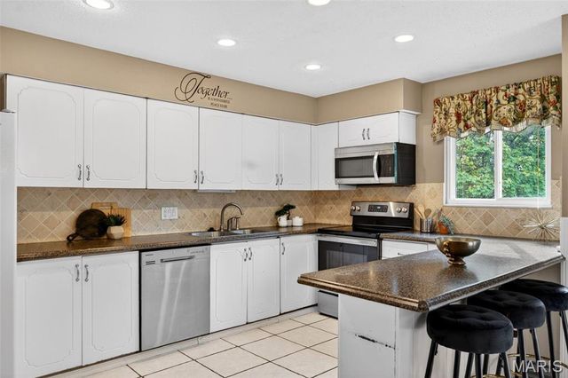 1627 Prestonpark Lane, St Louis, MO 63146