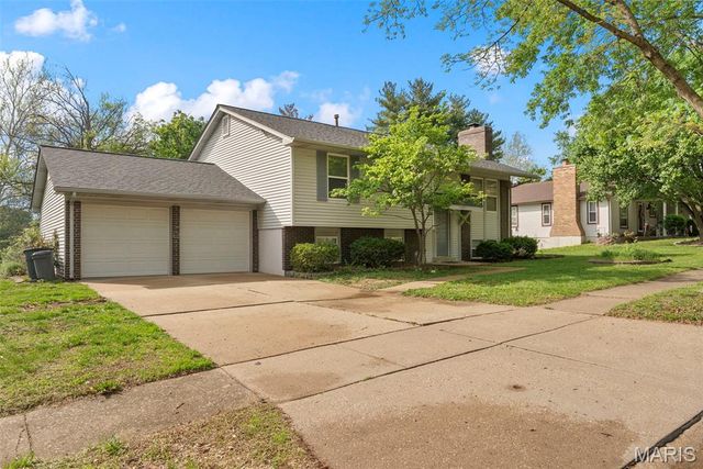 1627 Prestonpark Lane, St Louis, MO 63146