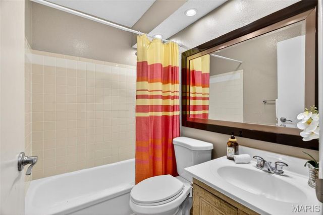 1627 Prestonpark Lane, St Louis, MO 63146
