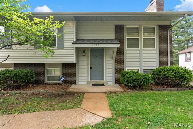 1627 Prestonpark Lane, St Louis, MO 63146