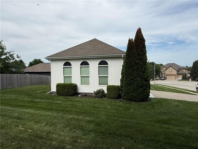 3704 NW Windburn Drive, Blue Springs, MO 64015