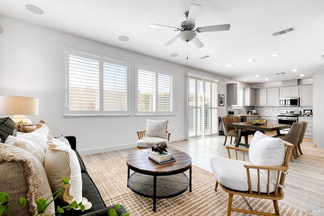 704 Granite Ln, Fairfield, CA 94534