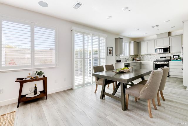 704 Granite Ln, Fairfield, CA 94534