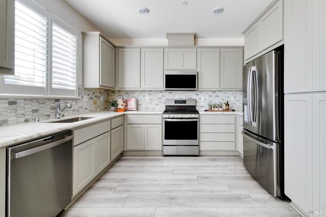 704 Granite Ln, Fairfield, CA 94534