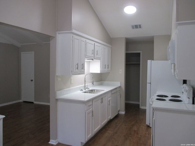 4423 HICKORY HILL DR, Kirby, TX 78219