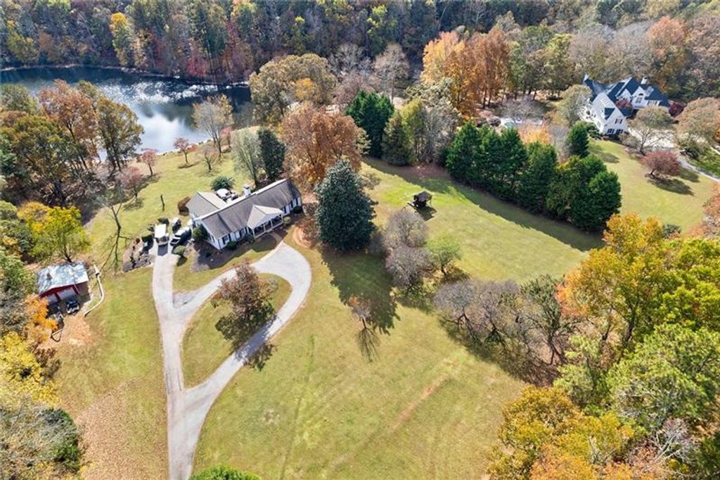 Image 8 of property listing at 1801 Birmingham Road, Milton, GA 30004
