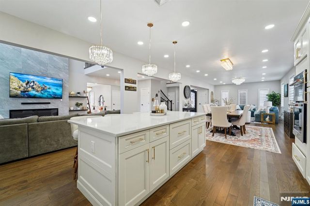 24 Holmes Lane, Wayne, NJ 07470