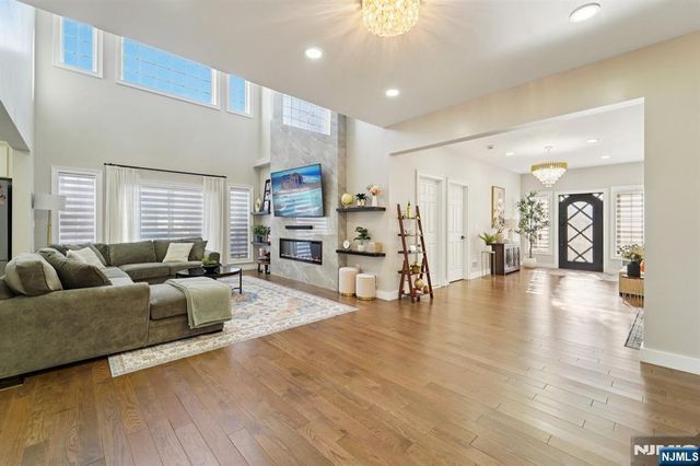 24 Holmes Lane, Wayne, NJ 07470