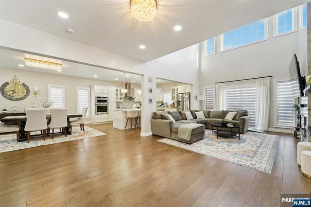 24 Holmes Lane, Wayne, NJ 07470