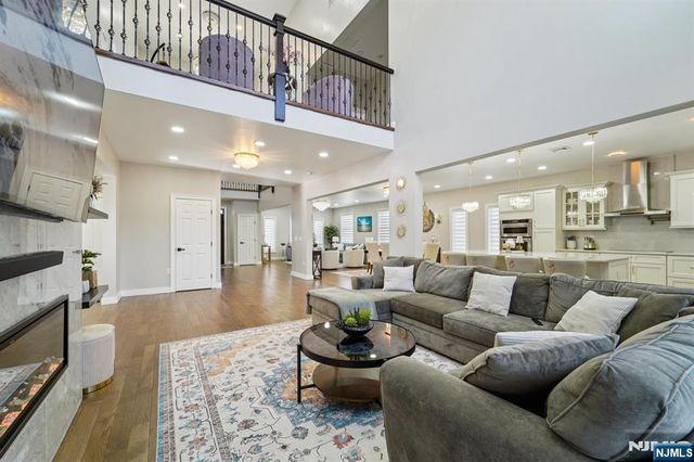 24 Holmes Lane, Wayne, NJ 07470