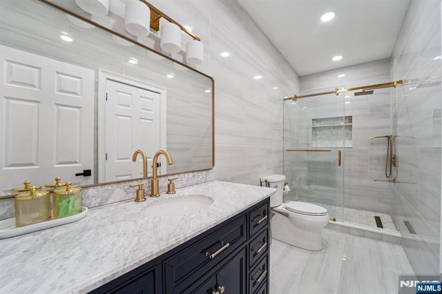 24 Holmes Lane, Wayne, NJ 07470