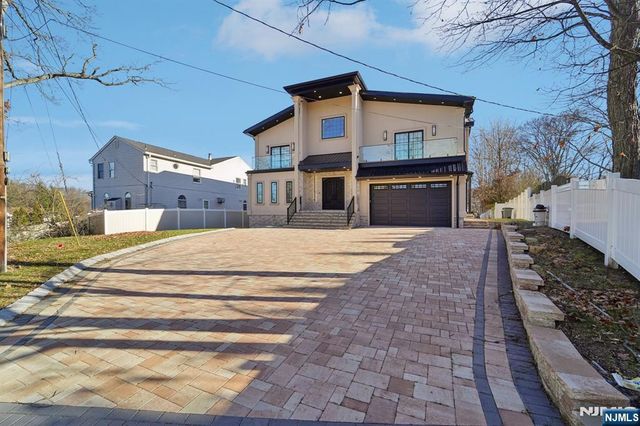 24 Holmes Lane, Wayne, NJ 07470