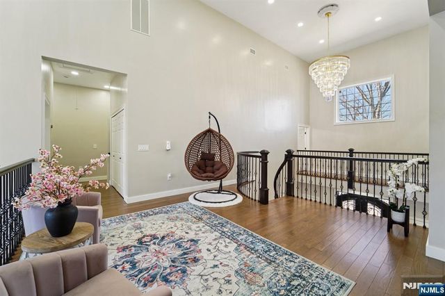 24 Holmes Lane, Wayne, NJ 07470