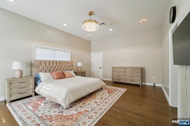 24 Holmes Lane, Wayne, NJ 07470