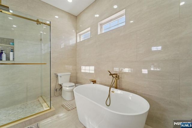 24 Holmes Lane, Wayne, NJ 07470