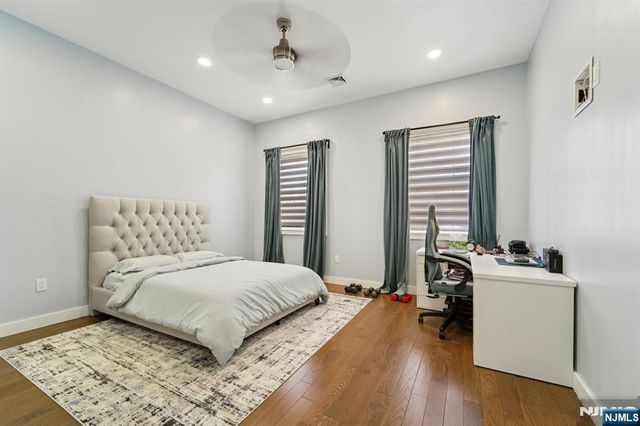 24 Holmes Lane, Wayne, NJ 07470