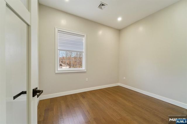 24 Holmes Lane, Wayne, NJ 07470