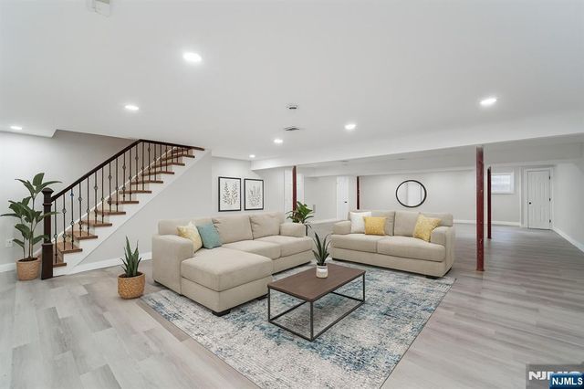 24 Holmes Lane, Wayne, NJ 07470