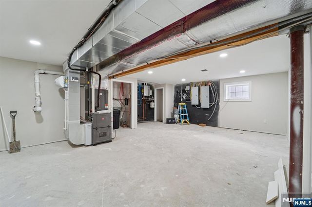 24 Holmes Lane, Wayne, NJ 07470