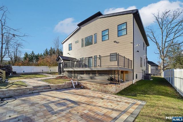 24 Holmes Lane, Wayne, NJ 07470