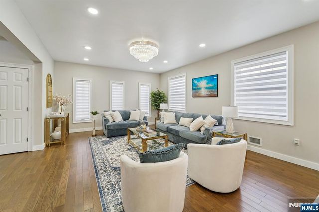 24 Holmes Lane, Wayne, NJ 07470