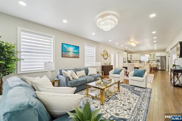 24 Holmes Lane, Wayne, NJ 07470