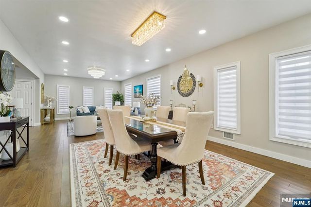 24 Holmes Lane, Wayne, NJ 07470