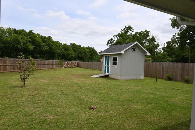 215 E 8th ST, Elgin, TX 78621