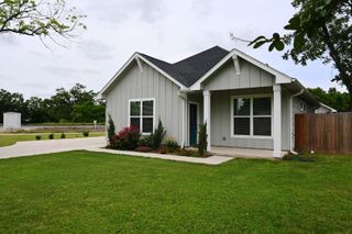 215 E 8th ST, Elgin, TX 78621