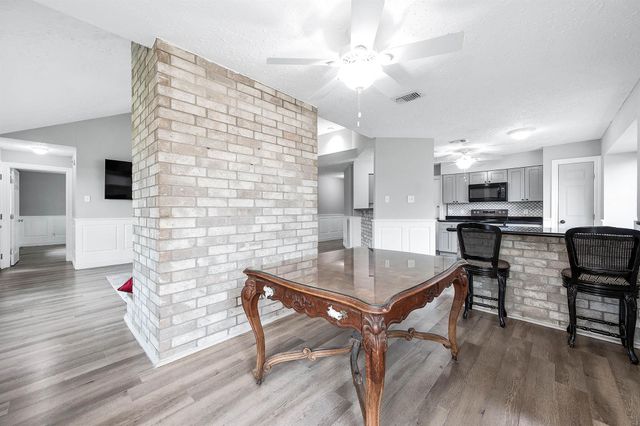 305 Seacrest Boulevard, League City, TX 77573