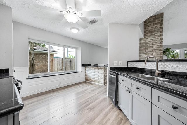 305 Seacrest Boulevard, League City, TX 77573