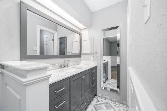 305 Seacrest Boulevard, League City, TX 77573