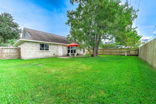 305 Seacrest Boulevard, League City, TX 77573