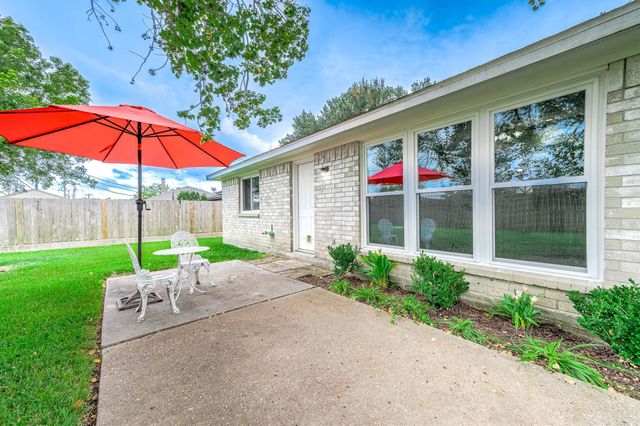 305 Seacrest Boulevard, League City, TX 77573