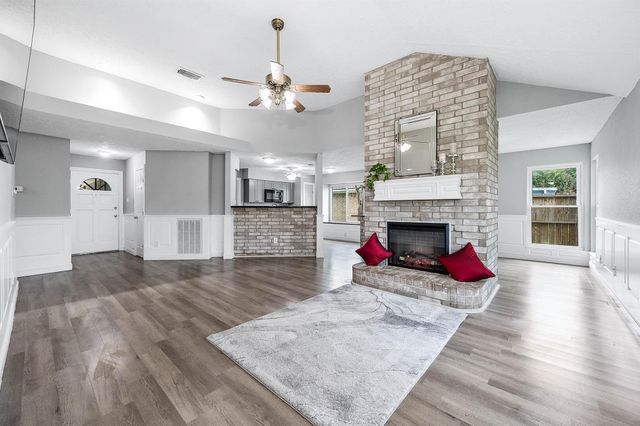 305 Seacrest Boulevard, League City, TX 77573