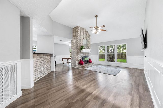 305 Seacrest Boulevard, League City, TX 77573