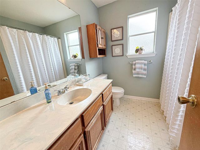 419 Narcissus Street, Lake Jackson, TX 77566