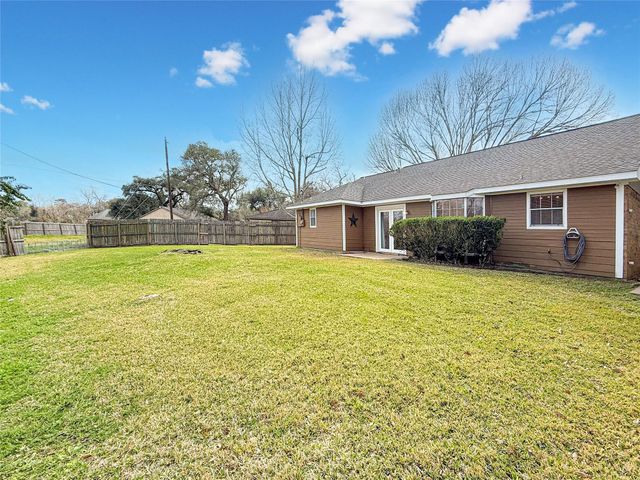 419 Narcissus Street, Lake Jackson, TX 77566