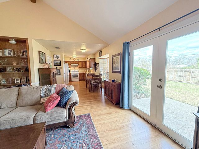 419 Narcissus Street, Lake Jackson, TX 77566