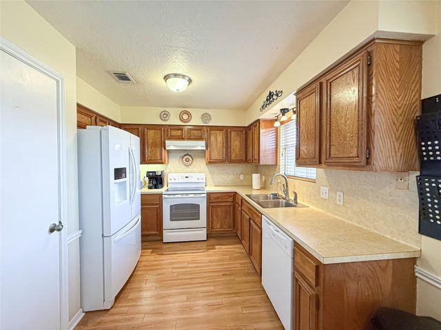 419 Narcissus Street, Lake Jackson, TX 77566