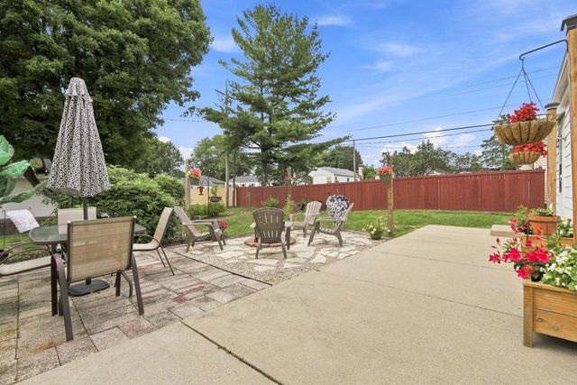 W169N8609 Sheridan DRIVE, Menomonee Falls, WI 53051